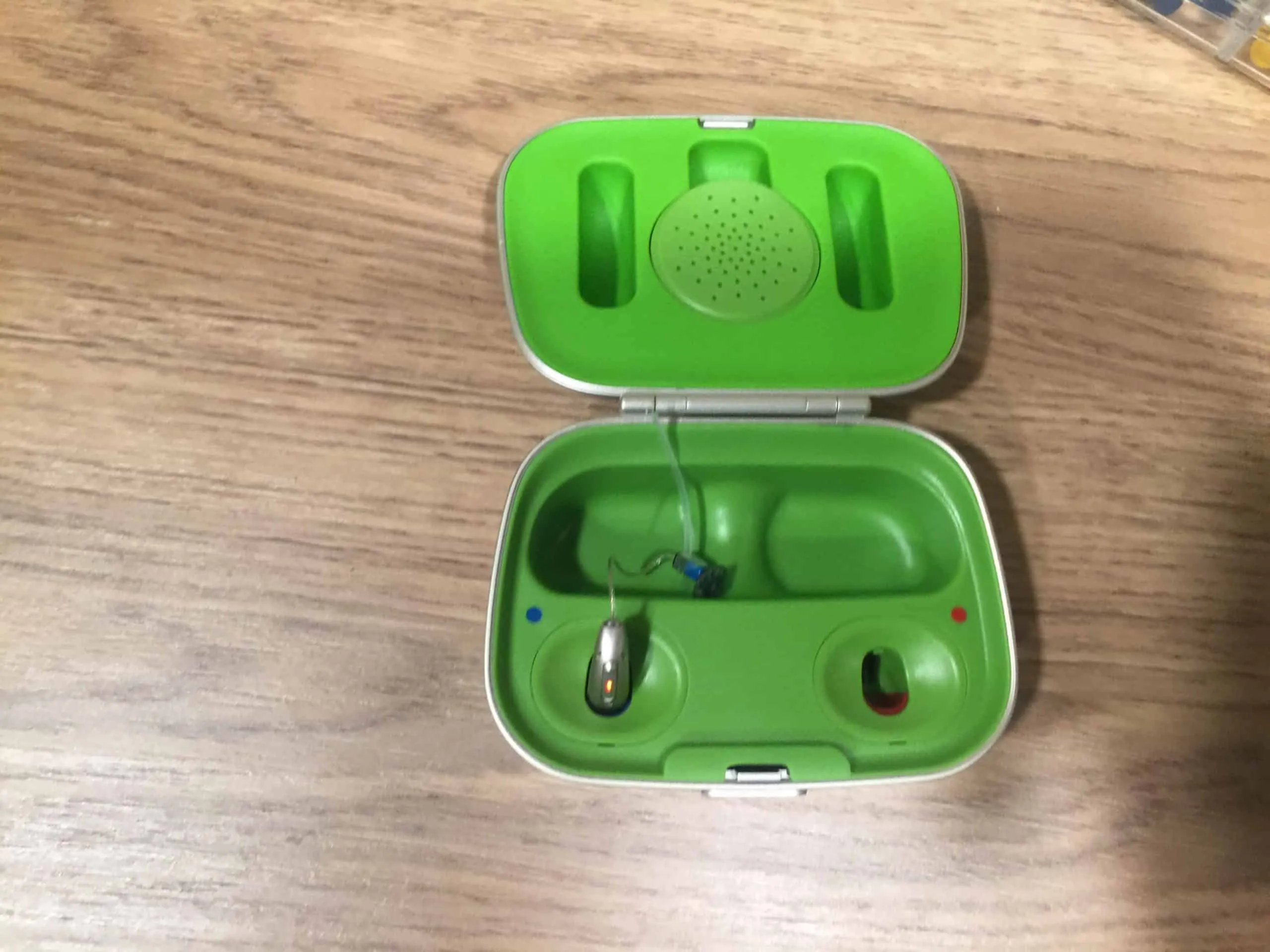 what color is light on phonak hearing aid in charger